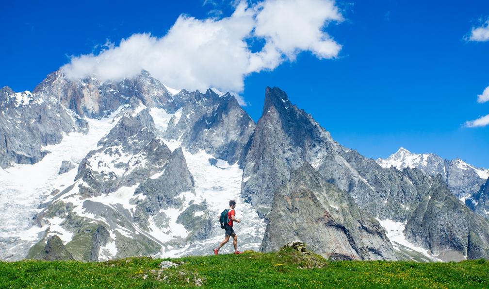 316854137 - André - Adobe stock - Traileur autour du Mont Blanc, Alpes, France - Running the full Tour du Mont Blanc in 6 days mont-blanc-tour-du-mont-blanc-trail-running
