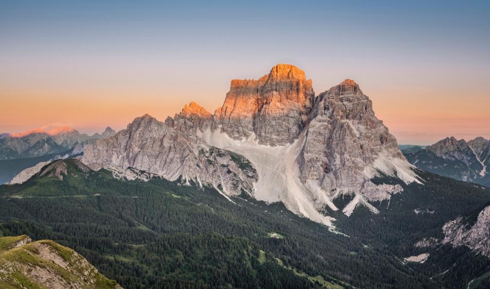 macroby - Adobe stock - Monte Pelmo au coucher du soleil, Dolomites, Alpes, Italie - Alta Via delle Dolomiti n. 1 Trek dolomites-the-alta-via-n1-of-the-dolomites