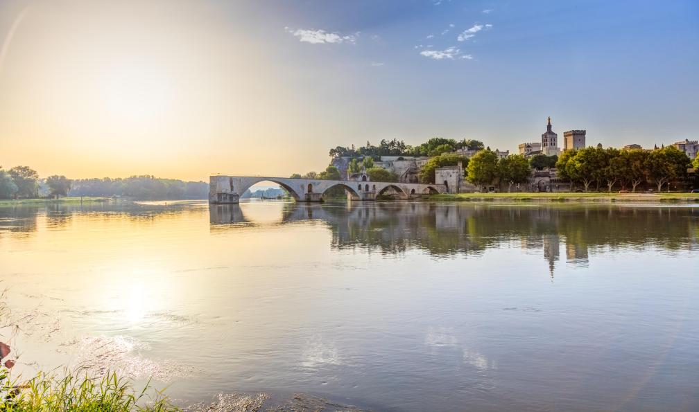 GoranQ - Istock - Avignon, Saint-Bénezet dans le sud-est; France - Wines, villages and provençal landscapes by bike provence-cycling-provence-avignon