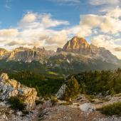 © Scacciamosche - istock - Vue panoramique sur Tofane-Dolomites, Italie the best hike of the dolomites