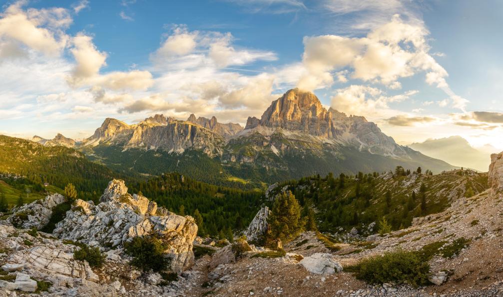 Scacciamosche - istock - Vue panoramique sur Tofane-Dolomites, Italie - Cortina d'Ampezzo : Highlights of the Dolomites dolomites-the-best-hike-of-the-dolomites