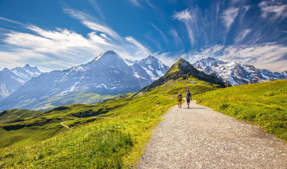 gevisio - Shutterstock - Jeune couple randonnant de Kleine Scheidegg, Monch and Jungfrau, Berner Oberland, Grindelwald, Suisse. - Bernese Oberland Traverse switzerland-hiking-bernese-oberland
