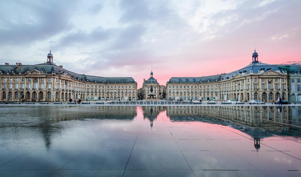 Rieder - Jonathan - Pixabay - Place de la Bourse à Bordeaux dans le sud-ouest de la France. - Cycling trip: Bordeaux, Saint-Émilion & Périgord south-west-cycling-trip-bordeaux-saint-emilion-et-perigord