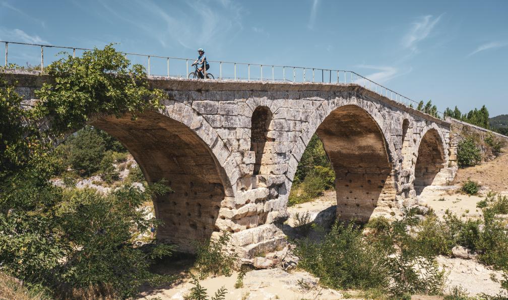 Lefebvre - Ulysse - Cycliste sur la voie cyclable et le pont julien, Oppède-le-vieux, Lubéron, France - Cycling through the wonders of the Luberon provence-cycling-the-luberon