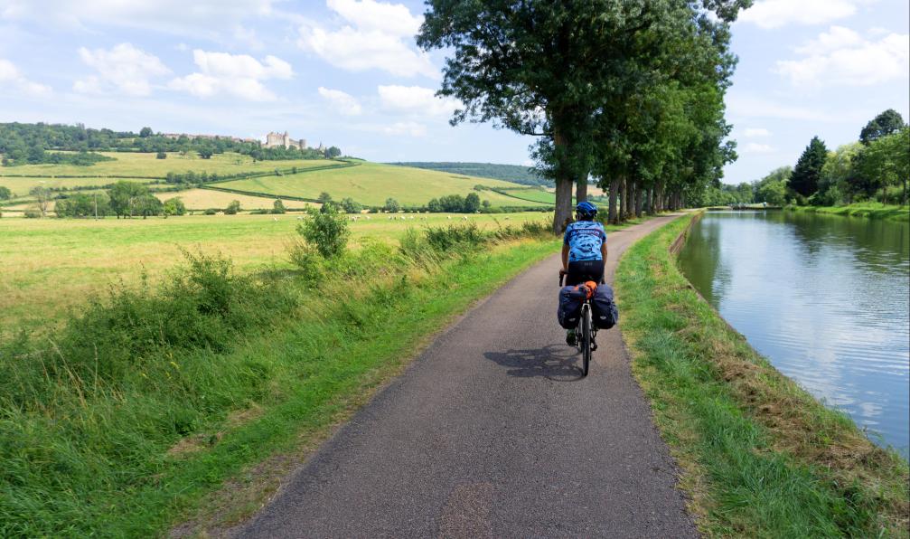 Nogues - David - Cycliste le long du Canal de Bourgogne dominé par le Château de Chateauneuf, Bourgogne, France - Dijon and Beaune, cycling through History and Wine burgundy-dijon-and-beaune-cycling-through-history-and-wine
