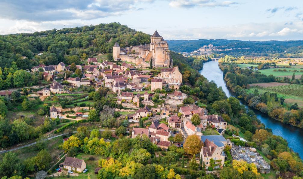 jon_chica - Stock Adobe - La ville médiévale de Casltelnaud et son château, Périgord, France - Cycling through the heart of Périgord south-west-cycling-through-the-heart-of-perigord