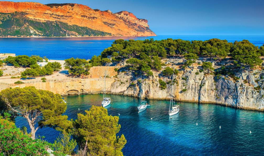 janoka82 - Adobe stock - Calanques de Cassis, contrastes et couleurs, France - Hiking in Provence: Famous Calanques of Cassis provence-hiking-in-provence-famous-calanques-of-cassis