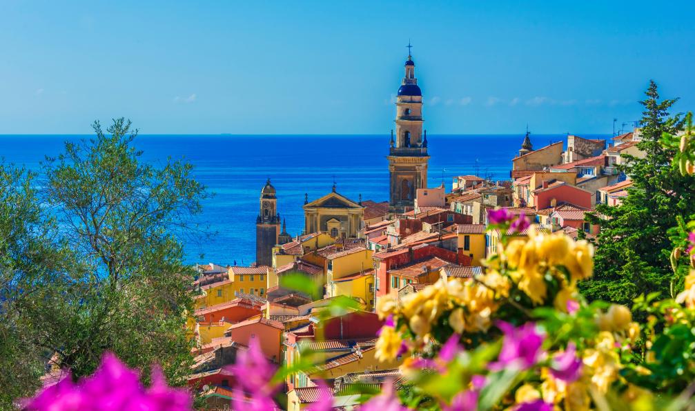 Monticellllo - Adobe stock - Bougainvillier, clochers et toitures, façades colorées de la ville Menton qui contrastent avec la mer, Côte d'azur, France - Trails along the French Riviera provence-hiking-self-guided-in-hotel