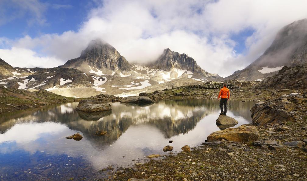 Barone - Marco - Shutterstock - Un randonneur regarde le Mont Thabor et le Pic du Thabor, Savoie;France - GR5 : from Chamonix to Briançon alpes-francaises-gta-from-chamonix-to-briancon