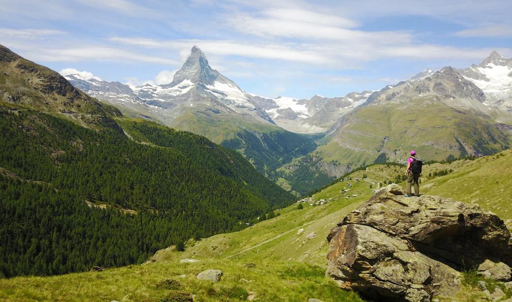 nattrass - Istock - Marcheur au dessus de Zermatt, admirant le Cervin;Suisse - Circling the Matterhorn switzerland-hiking-matterhorn-tour