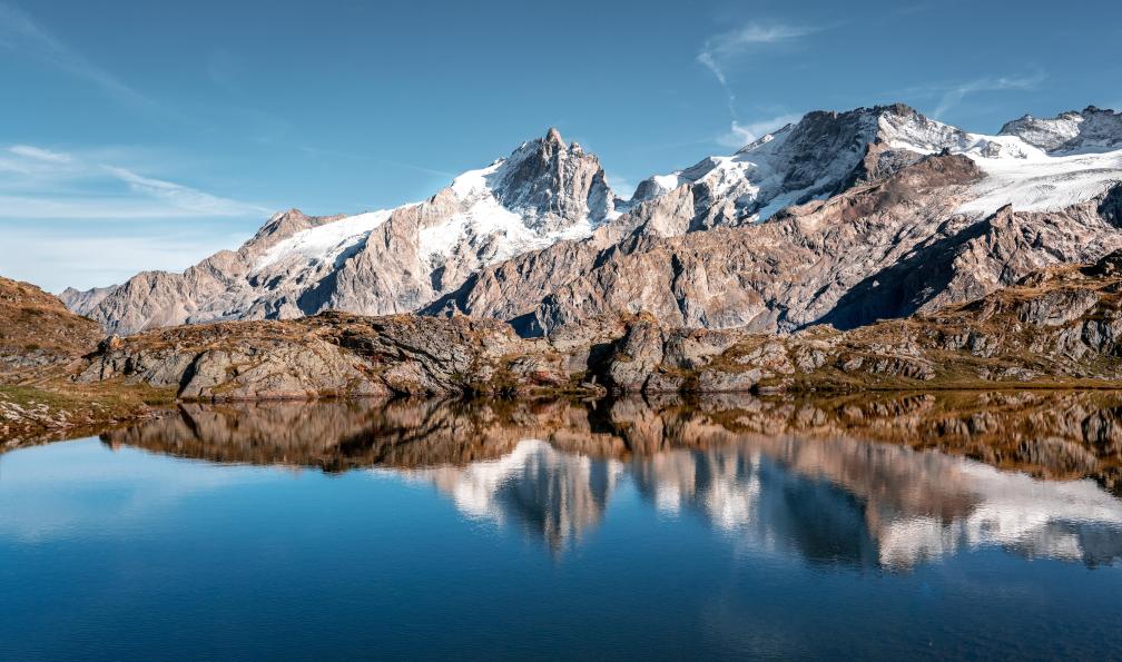 Lafrasse - Mickaël - Le lac Lérié niché sur le plateau dEmparis est un magnifique belvédère face aux arêtes de la face nord de La Meije et du Râteau (3 809 m), Oisans, Alpes, France - Tour des Ecrins in Comfort french-alps-tour-of-the-ecrins-national-parc