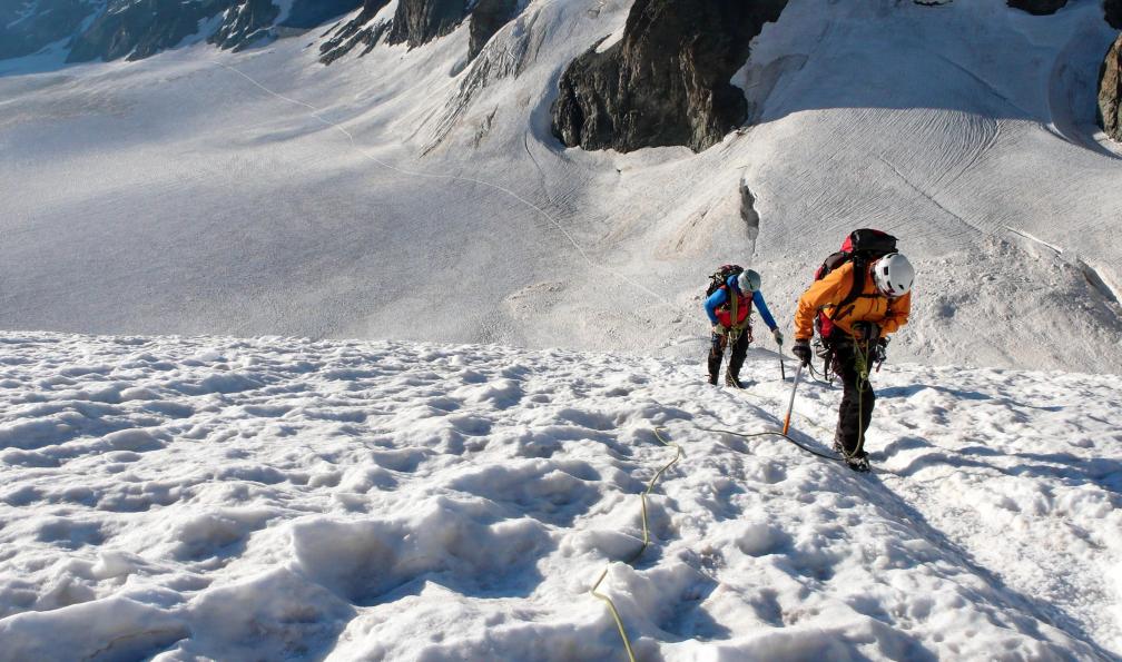 makasana - iStock - Guide de montagne et le client dirige un glacier vers un sommet vers ailefroide;France
Mais en miroir