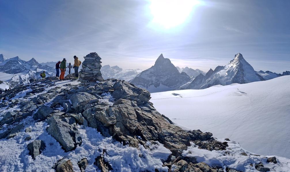Florchinger - Rémy - Panorama montrant des skieurs au sommet de Tête blanche avec en fond le Cervin, Alpes, Suisse - Shared Haute Route: Chamonix to Zermatt ski tour switzerland-chamonix-to-zermatt-ski-touring