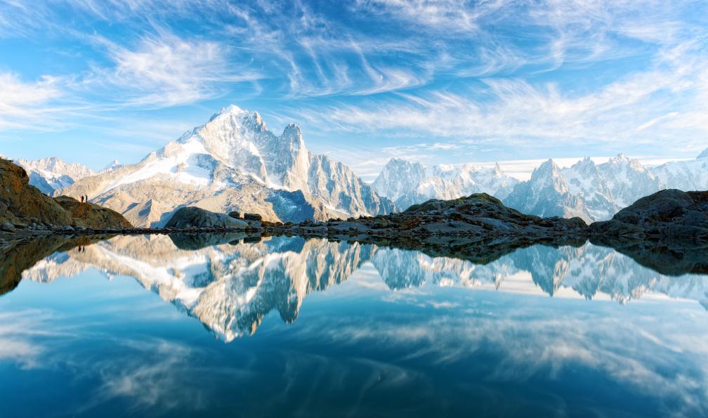 Smitt - iStock-1180985489 - Journée ensoleillée sur le lac du Lac Blanc, massif du Mont-Blanc, Alpes françaises - Your tailor-made Tour du Mont Blanc mont-blanc-custom-trekking-tour-du-mont-blanc