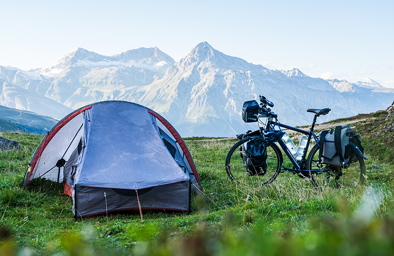 Campement, bivouac, tente et vélo, voyage à vélo dans les Alpes, France