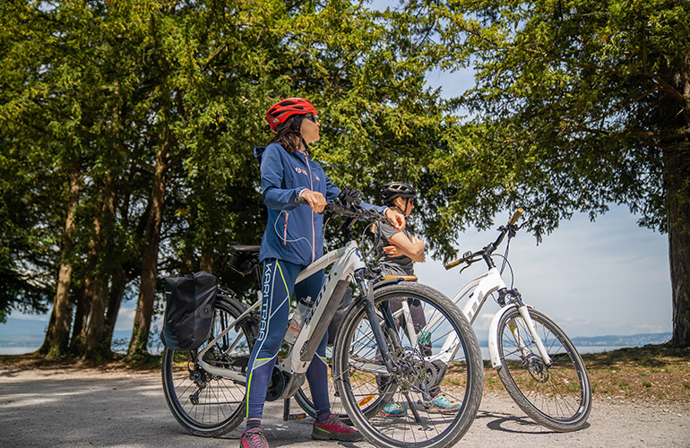 Deux femmes à vélo, Suisse