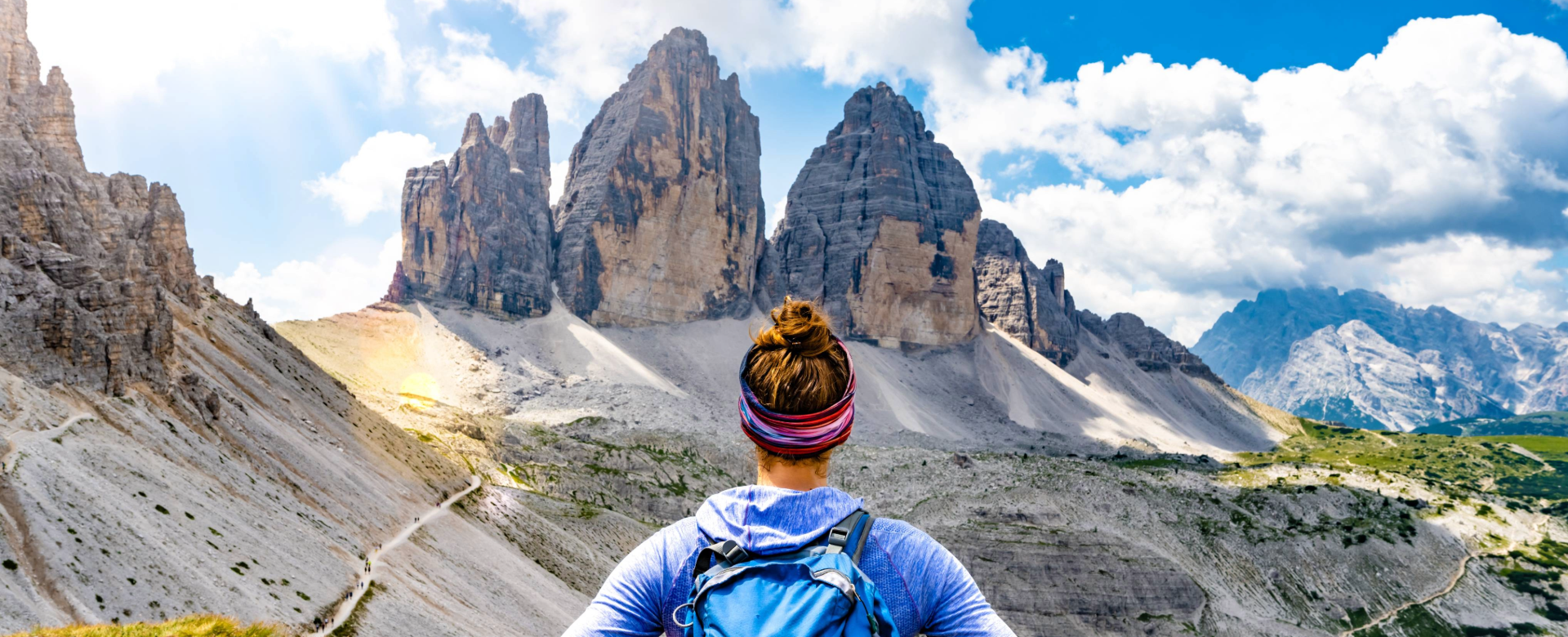 Randonneuse admirant la vue sur le Tre Cime dans les Dolomites, dans les Alpes italiennes.
