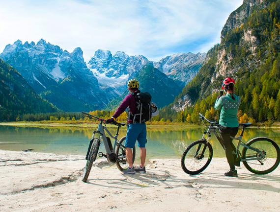 Cyclistes dans les alpes, France