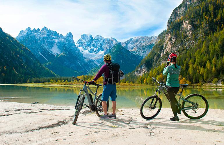 Cyclistes dans les alpes, France