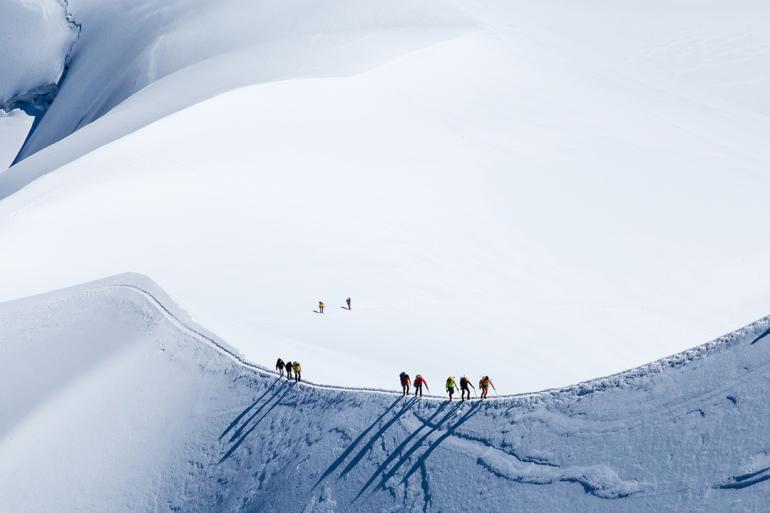 © Fotolia Alpinistes sur une arrête, Alpes, Mont-blanc
